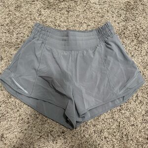 Lululemon hotty hot HR 2.5” short in rhino grey - size 6